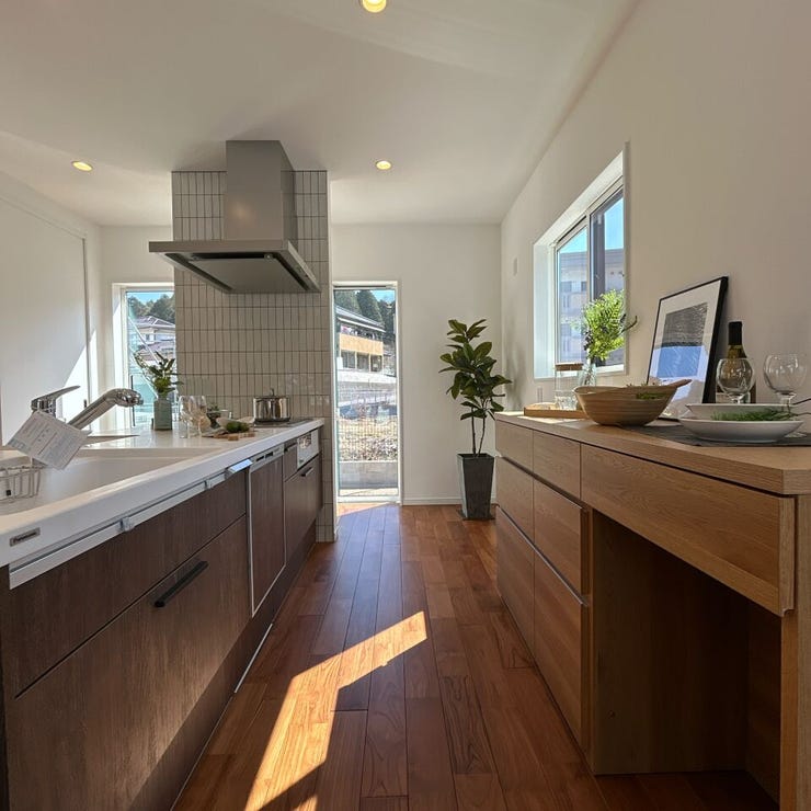 キッチン裏には大容量のカップボード付き。お皿やお鍋だけでなく備蓄食材や調味料のストックスペースとしても大活躍♪