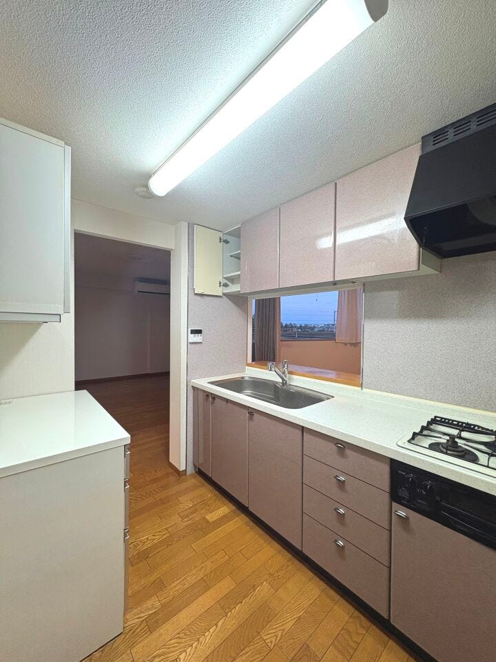 対面式のシステムキッチン。吊戸棚付きでキッチン用品の収納にも困りません!