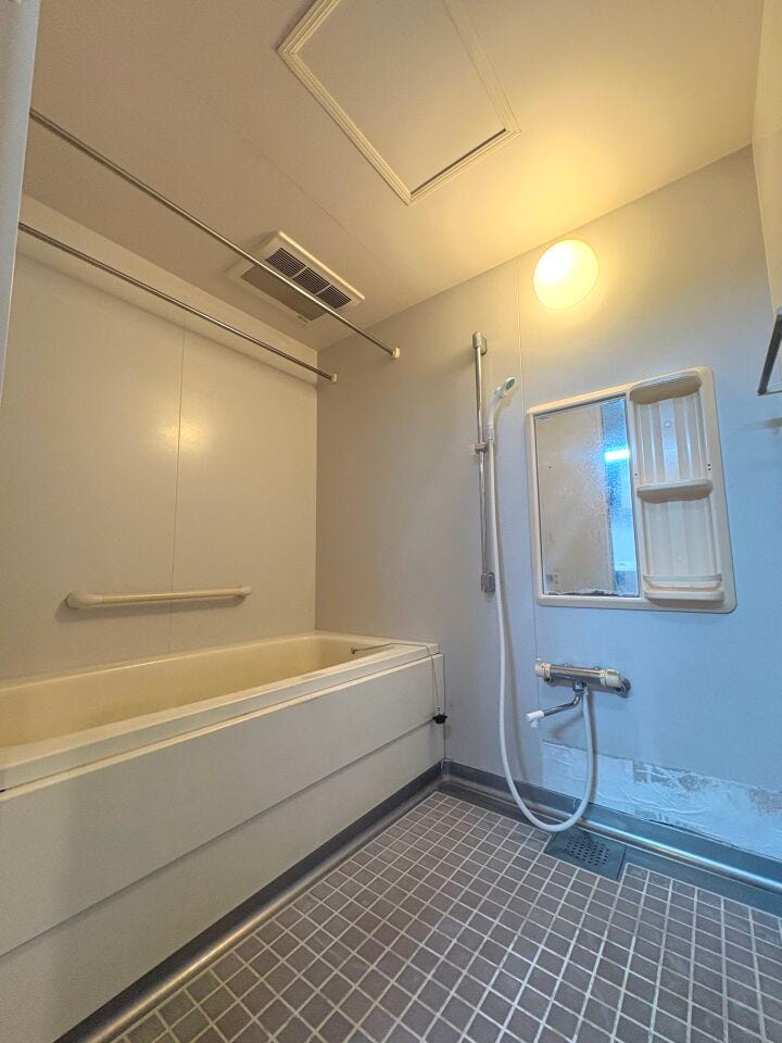 追い焚き機能付きの浴槽。浴室暖房乾燥機で快適さがUP!夜間の洗濯物干しにも活躍します。