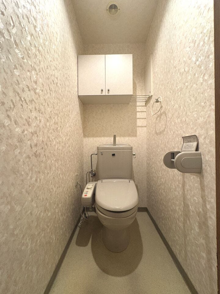 上部に収納スペースを設置したトイレ。ペーパーや掃除用品の保管に便利です。