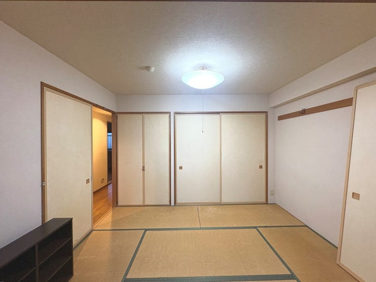 6帖の和室。お布団サイズの大きな物もすっきり収納できる収納スペースを完備!