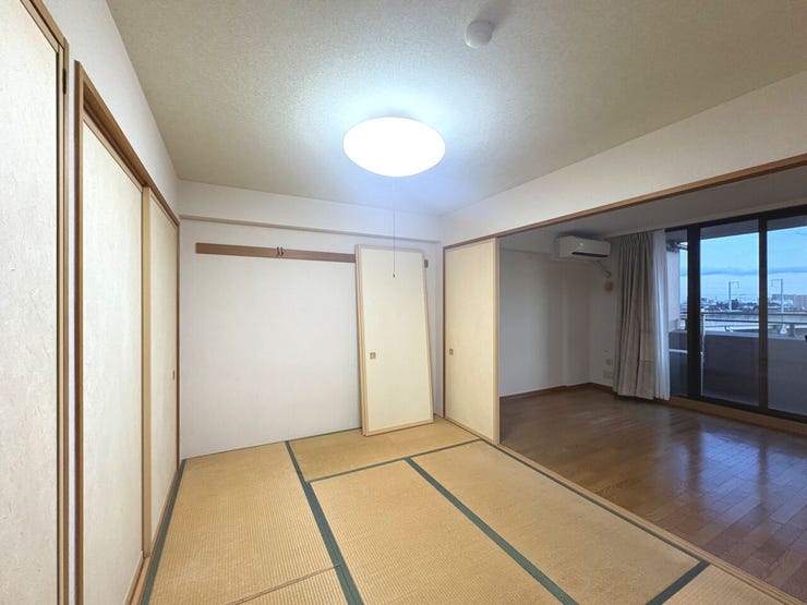 6帖の和室。リビングに隣接しており、襖を開放して広々とご使用いただけます♪