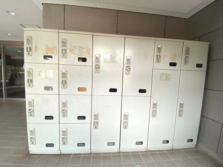 宅配ボックスを完備しており、荷物の受け取りに便利です。