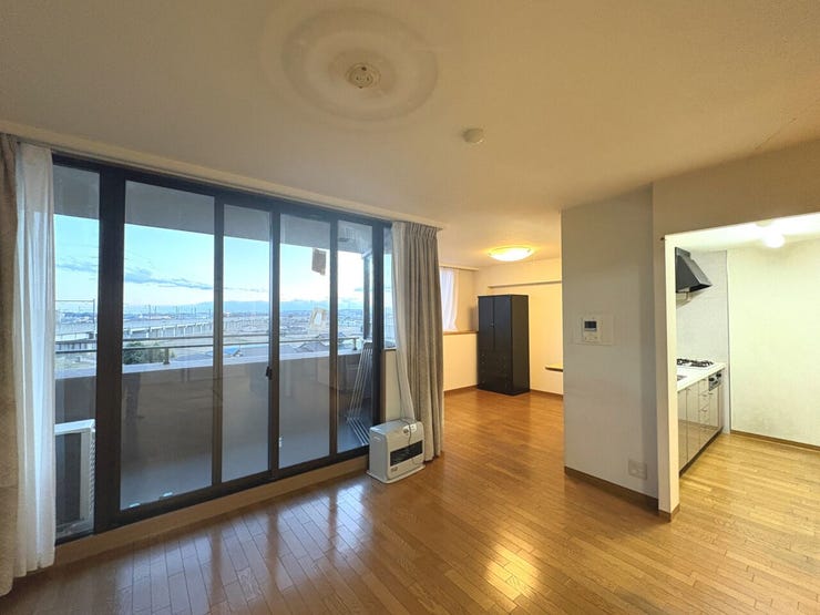 【リビング】
15.5帖のリビング。南向きの窓に面しており、日中は明るい光が差し込みます♪