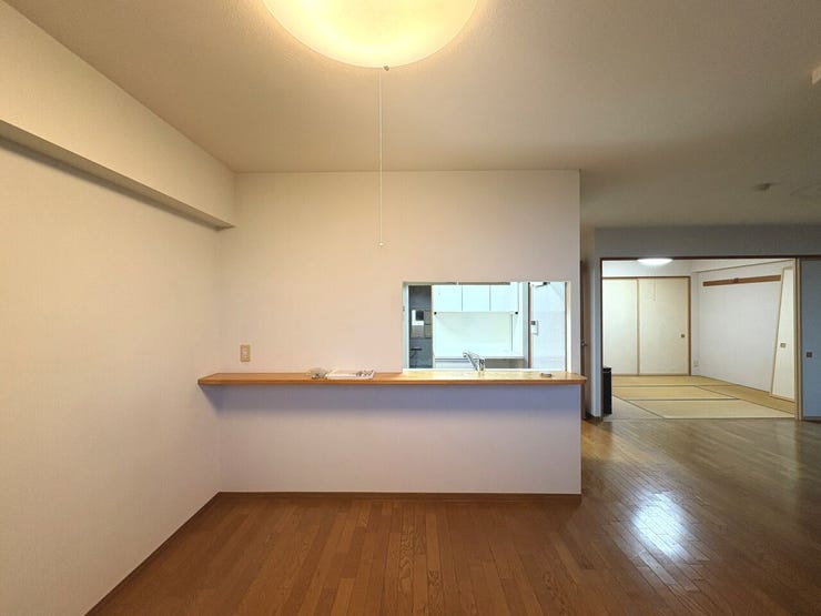 15.5帖のリビング。お料理の配膳もしやすいカウンター付きの対面式キッチンを完備しております。