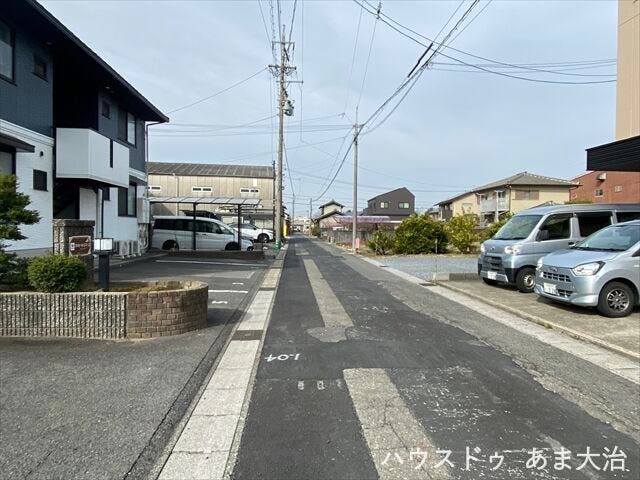 幅員約4.5mの前面道路です。車1台が余裕を持って通れる道幅です。車はスピードを控えるので事故率の軽減や歩行者も安心して通行できます。