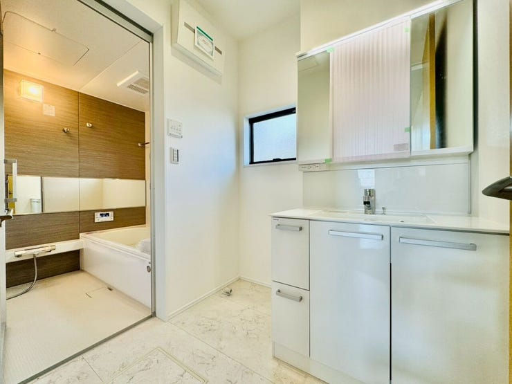 不在時にも荷物を受け取れる便利な宅配ボックスあり。