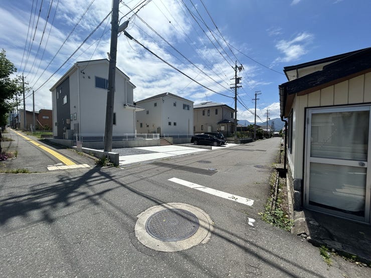 西側前面道路(北から南)