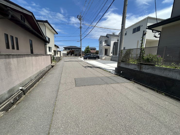 西側前面道路(南から北)