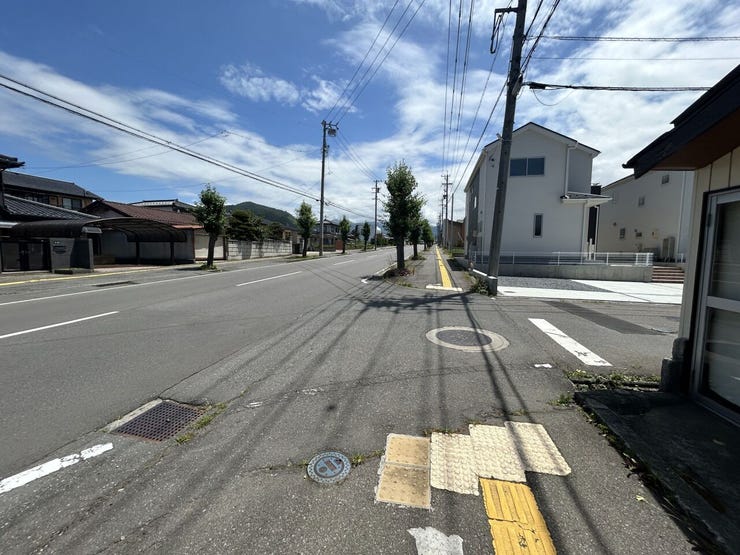 北側前面道路(西から東)