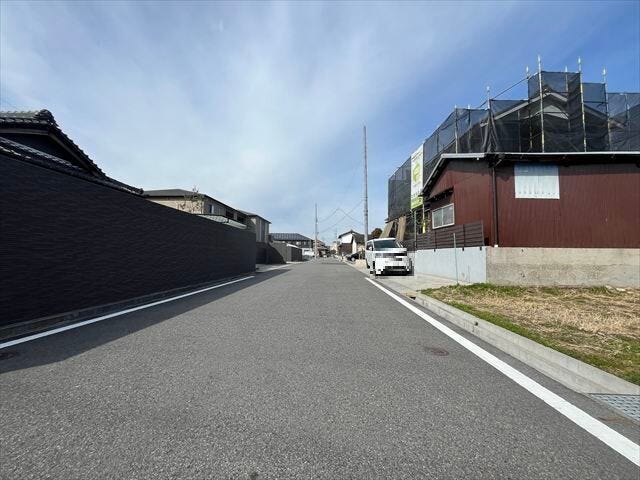 車がすれ違うのに十分な道幅です。車が2台と通行人も通れる幅となっています。