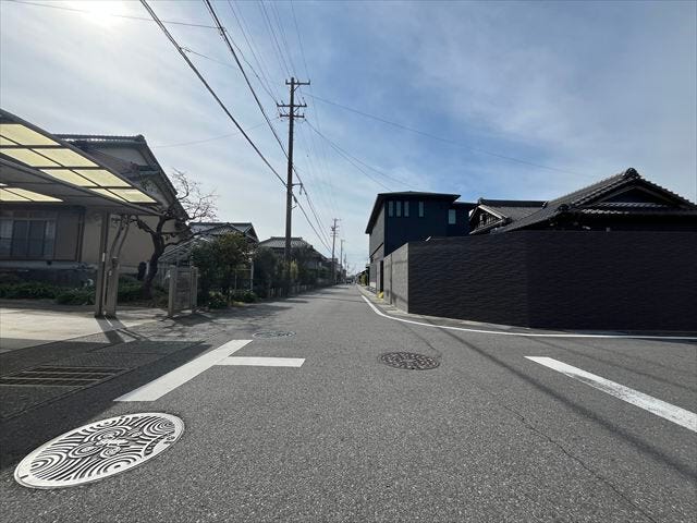 お子様と手を繋いで歩いている横を車が通り抜けれる道幅となっています。