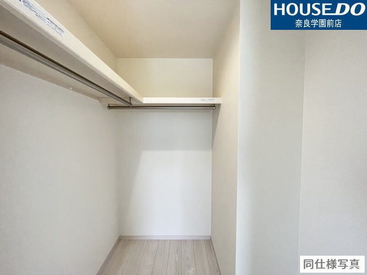 たっぷり収納できるウォークインクローゼットを完備。シーズンオフの衣類や大きな荷物もまとめて収納でき、お部屋を広々使えます。