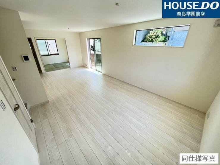 22.3帖のゆとりある空間は、ソファやダイニングテーブルのレイアウトも自在。窓からの採光もしっかり入り、明るく心地よい暮らしが広がります。