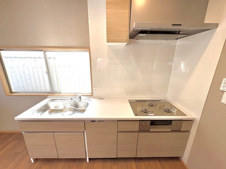 キッチン:グリル付き3口コンロ仕様で、料理の同時進行が可能。食器洗乾燥機・浄水器が搭載されています!