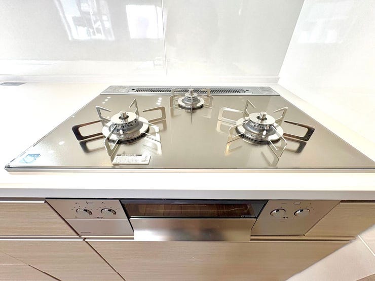 キッチン:ガスコンロ3口付きで同時調理が捗ります♪IH式と比べ、火力が強く料理の幅も広がりそうです♪