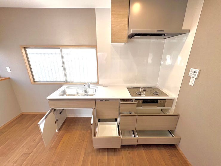 キッチン:収納スペースもしっかりあります。お料理の段取りもよくなりますね♪