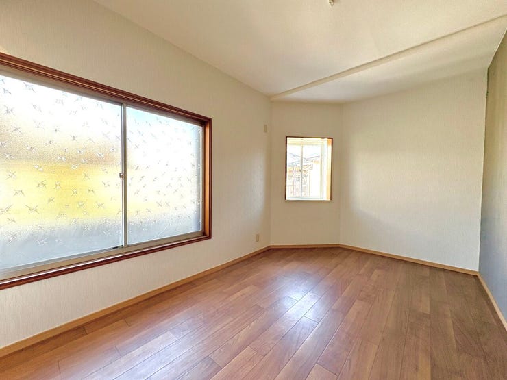 2階洋室:洋室の中でも一番広いお部屋で寝室にピッタリです。バルコニーに面したお部屋で明るく快適な居室となっています♪