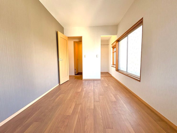 2階洋室:明るく、収納スペースも完備された洋室は、子供部屋としても、寝室としてもお使い頂けます♪