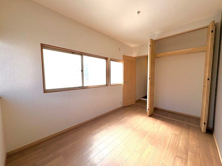 2階洋室:クローゼットが備わっており、衣類・バッグなどを収納していただけます!