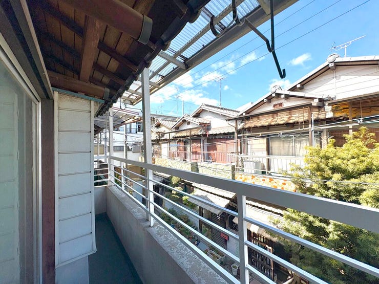 バルコニー:お洗濯ものや布団を干したりするのに十分なスペースを取ったバルコニーは大変便利です!