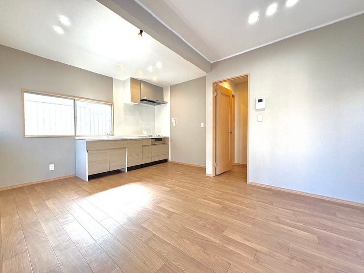 1階LDK:採光、通風も良好なリビングは、いつでも快適で過ごしやすい家族の憩いの空間を作り出してくれます♪