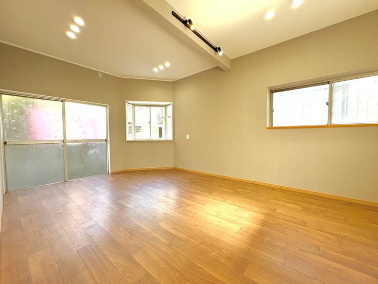 1階LDK:家族と過ごすひと時を溢れる光が優しく包み込むリビングダイニング♪家族とともに、心穏やかに過ごすことができます♪