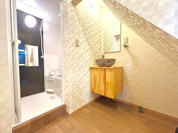 洗面所:朝の準備が楽にできる独立洗面台です。身支度やお風呂上がり、寝る前の準備などの際に嬉しい大きな鏡付きです!