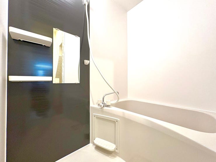 浴室:1日の疲れを癒すバスルームは、心地よいリラックスを叶える清潔感溢れる美しい空間です。心からゆったりと寛いでいただけるよう、ゆとりのスペースを確保してます♪