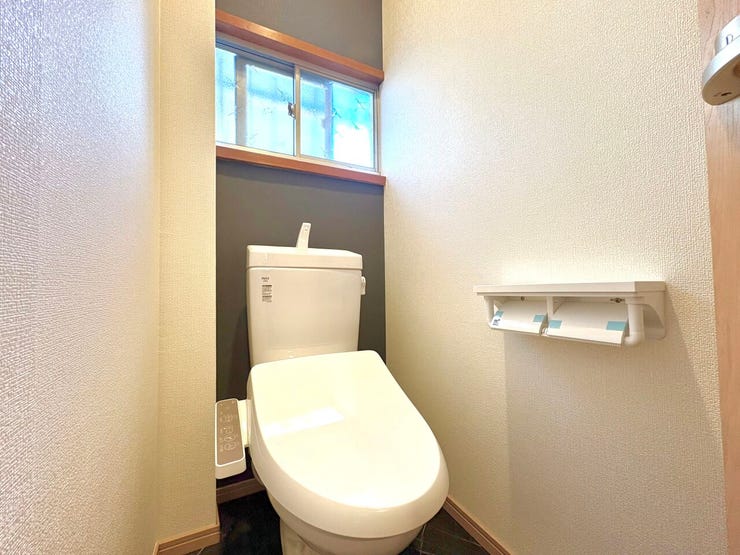 1階トイレ:小窓付で明るく換気の良いトイレは清潔感があります!