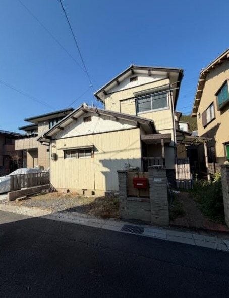 【外観】
両面道路につき陽当り・通風良好です♪