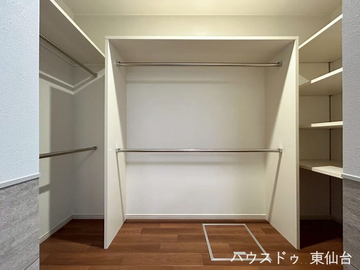 洗濯動線に配慮した、棚付きのウォークインクローゼット。衣類も日用品もすっきり収まり、暮らしが整います