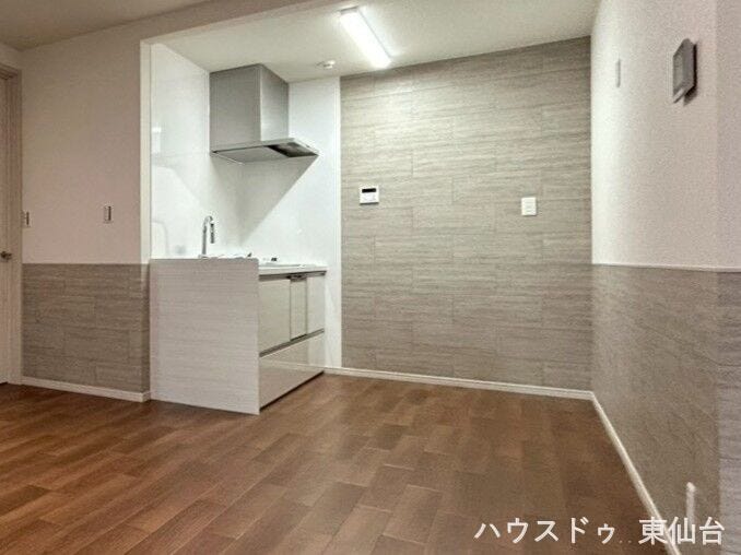 キッチンスペースは広々としてお好みでカップボードも置けそうです♪