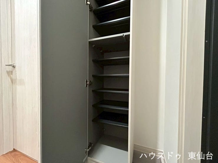 靴も小物もすっきり収まる、収納力のある玄関スペース