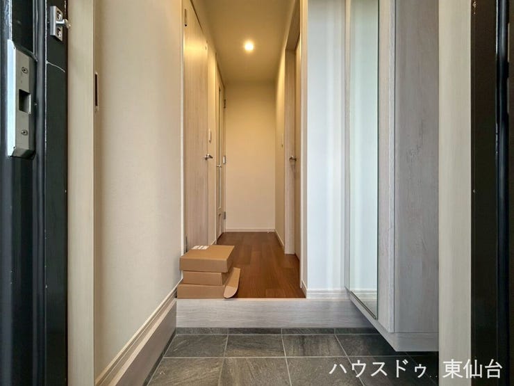 タイルと木のコントラストが美しい、洗練されたエントランス