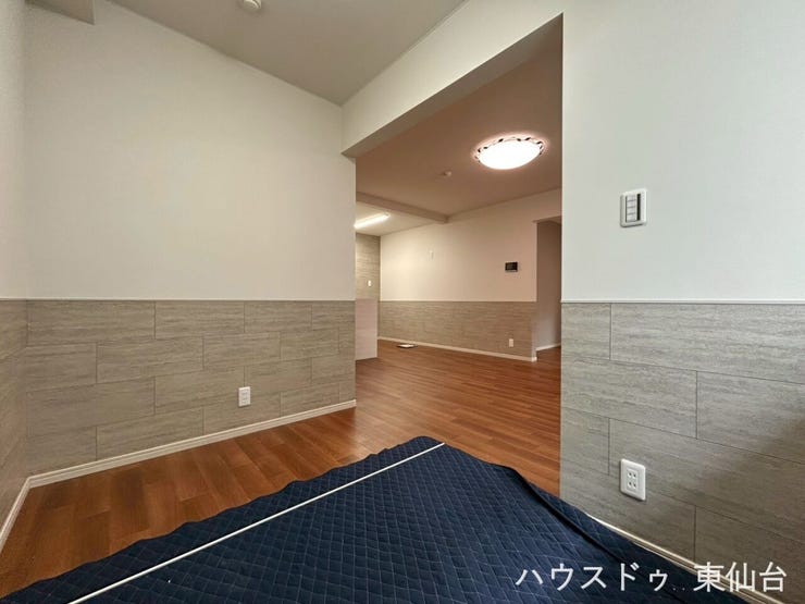 お昼寝、遊び場、来客スペースと多用途に使える一室。