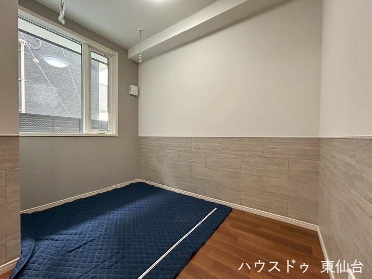 アクセントクロスと小窓がおしゃれな使い勝手が良い一部屋、物干し用のポールかけもついております!