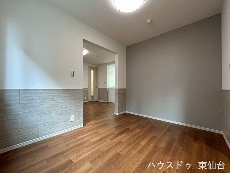 こちらはアクセントクロスがオシャレな落ち着いた雰囲気の洋室!