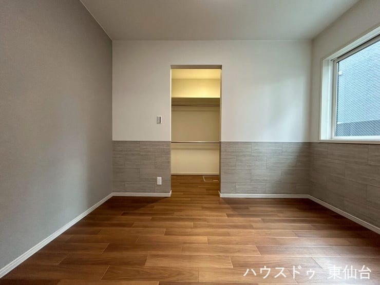 こちらにはウォークインクローゼットがついております!