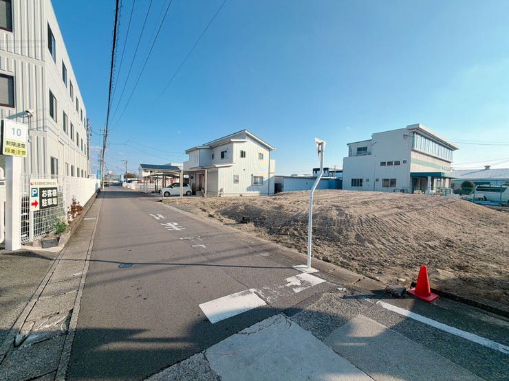 大型車や多くの車両が通行することが少なく、静かで落ち着いた環境が得られます。特に小さなお子さんがいる家庭では安心です!