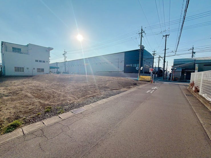 前面道路が広いため車が通行しやすく、すれ違いもスムーズに行えるため、日々の交通ストレスが軽減されます!