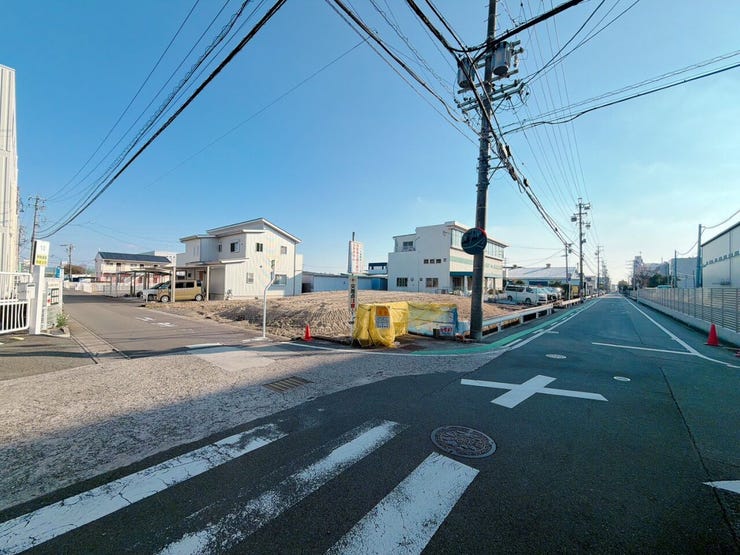 道路幅が広いことで、家の前が遮られることが少なく、日当たりが良くなり、家全体が明るい印象を受けます!