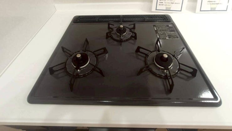 効率よくお料理ができる3口コンロで、複数の料理を同時並行して調理できます