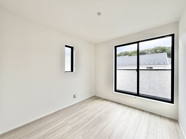 5.2帖洋室:小ぶりなお部屋ですが、収納もしっかりとあるので、お部屋を広く使えます。