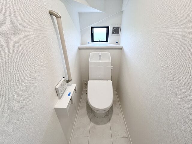 トイレ:白を基調としたシンプルな壁紙のトイレになります。2階にも設置されているのでお部屋からの移動も短縮できますね。