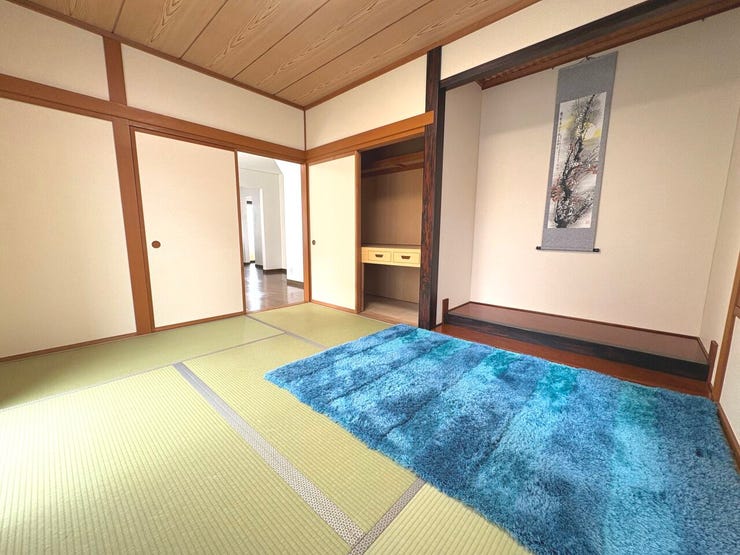 6帖の和室。床の間やお布団サイズの物も収納できる押し入れを完備しております。