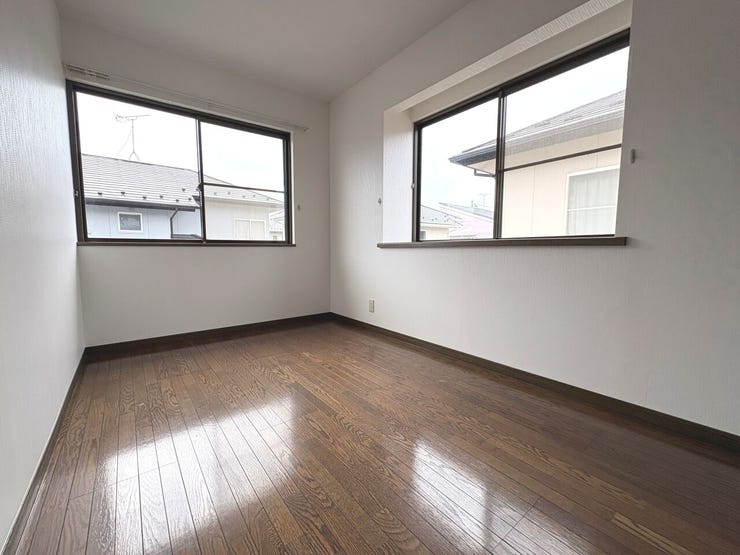 6帖の洋室。二面採光で日中は電気いらずの明るい空間です。エコな暮らしに◎