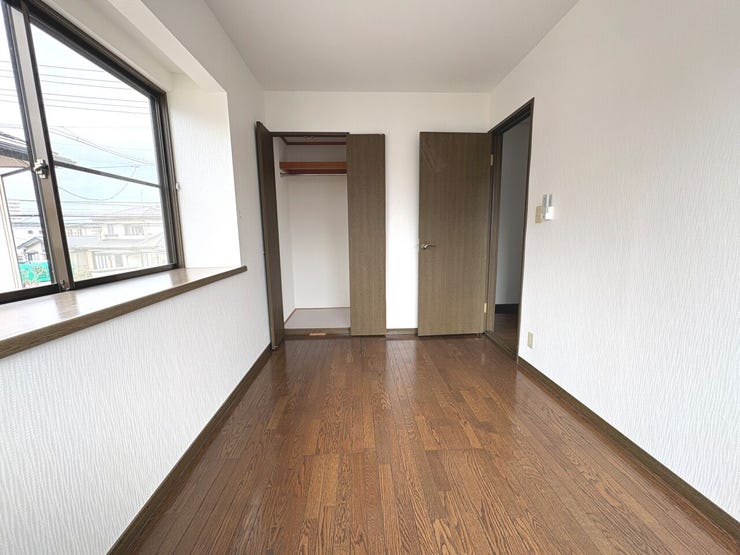 6帖の洋室。便利で嬉しいクローゼットを完備しております。