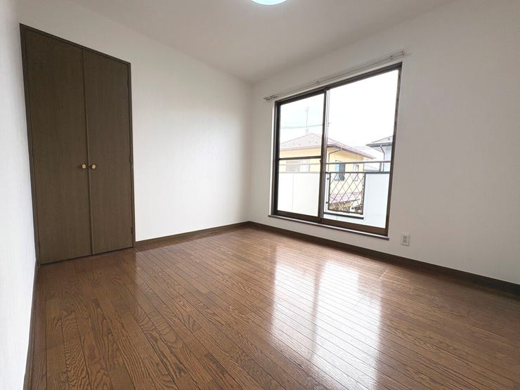 5.5帖の洋室。バルコニーに隣接しております。全居室南向き×収納を完備しており生活至便♪