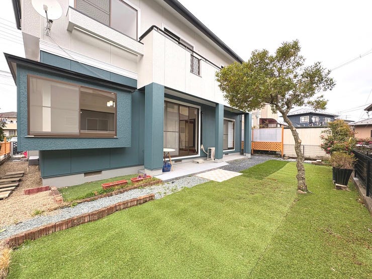 南向きのお庭。人工芝でお子様やペットが遊んでも安心!ガーデニングや家庭菜園も楽しめます♪